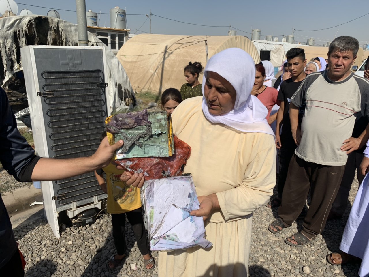 اندلعت النيران في مخيم شامشكو، الذي اُنشئ عام 2015، ويقطن فيه نحو خمسة آلاف من النازحين الايزيديين ومعظمهم من سنجار